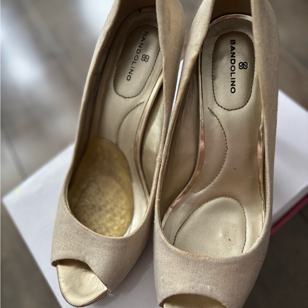 Bandolino Cream High Heels Classic Peep-Toe Design